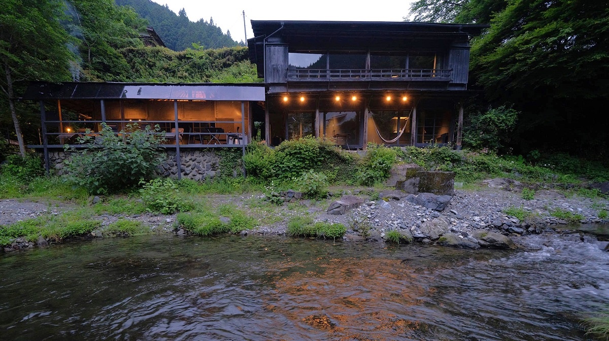 リノベ会社がサウナ宿を続々オープン 元蕎麦屋が月100万円売り上げる収益物件に