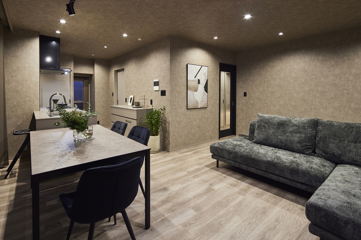 マンションの一室をホテルライクに、窓からの眺望楽しむリノベ実現