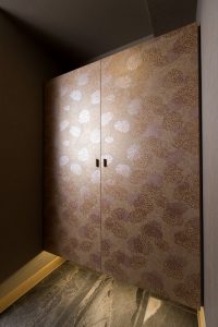玄関を開けると木版の襖紙を太鼓ばりにした吊り収納が客をもてなす。襖紙には華やかな雲母が入っており、和モダンの雰囲気を楽しむことができる